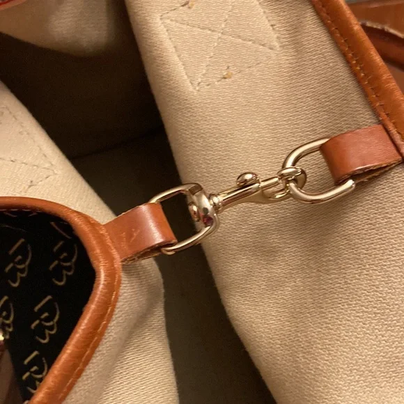 DOONEY & BOURKE BLACK & TAN SHOULDER BAG. VERY CLEAN! ALMOST LIKE NEW - Picture 11 of 15